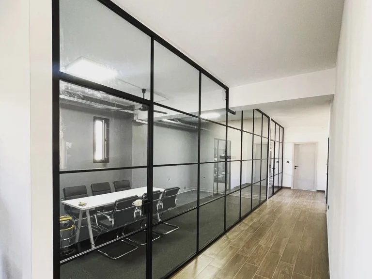 Made-to-measure glass partition