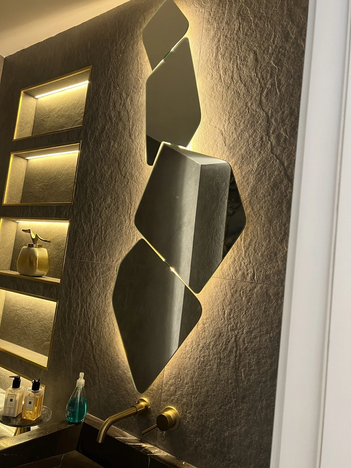 Geometric LED mirror with illuminated hexagonal panels