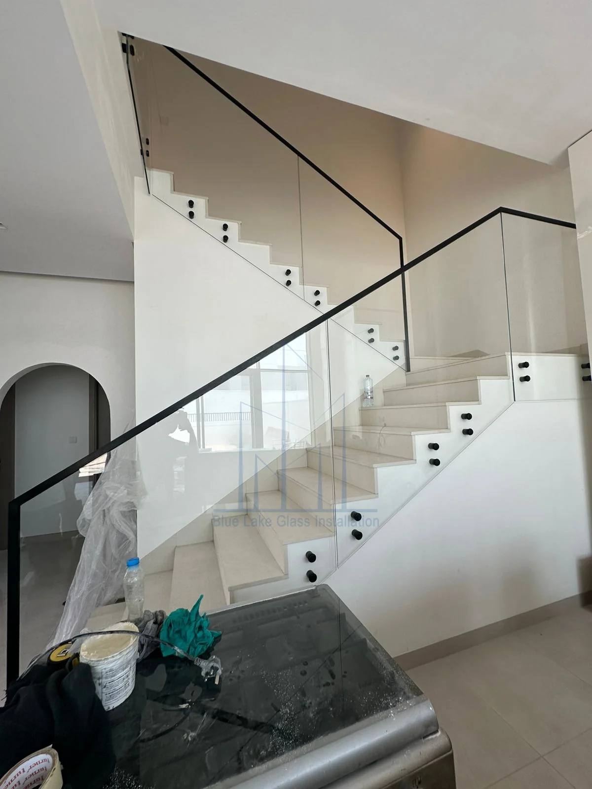 Glass balustrade following a two-flight staircase